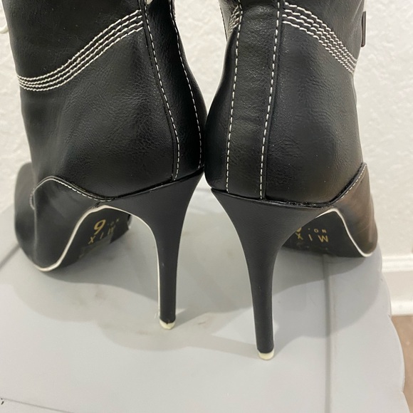 ⬇️PRICE⬇️
Mix No. 6 - Black White Laced Bootie - size 7 - Picture 4 of 10